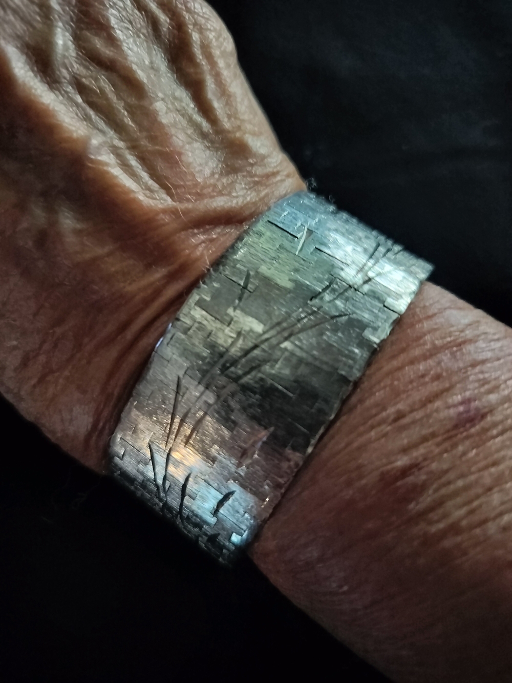 BEAUTIFUL STERLING SILVER BRACELET WITH ENGRAVED DESIGN